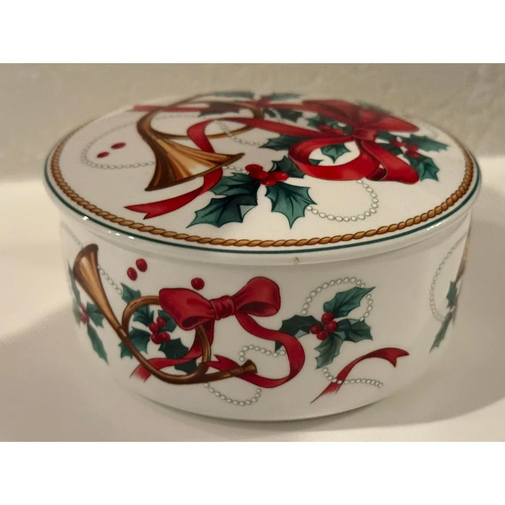 Mikasa Christmas Trinket Box Round Holiday Holly‎ Berry Gold Horn Red Bow Lid